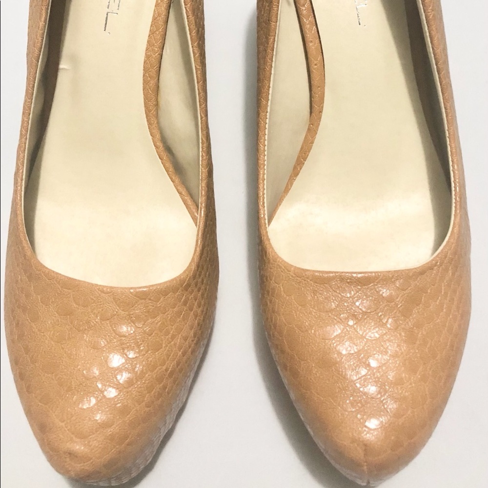 Tan faux croc pump